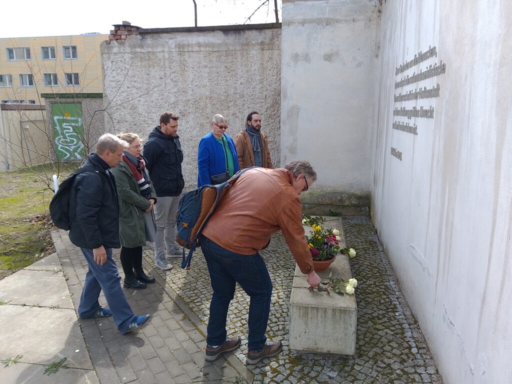 Mit dem VVN Chemnitz: Gemeinsames Gedenken an Hutholzopfer