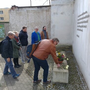 Mit dem VVN Chemnitz: Gemeinsames Gedenken an Hutholzopfer